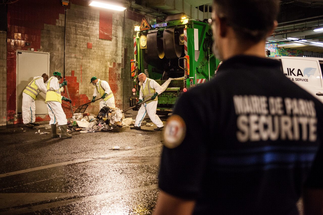 Tunnel des Halles. Une des missions délicate des équipes de nuit de la Fonctionnelle est le nettoiement du tunnel des Halles où une communauté de 300 à 400 marginaux vit.