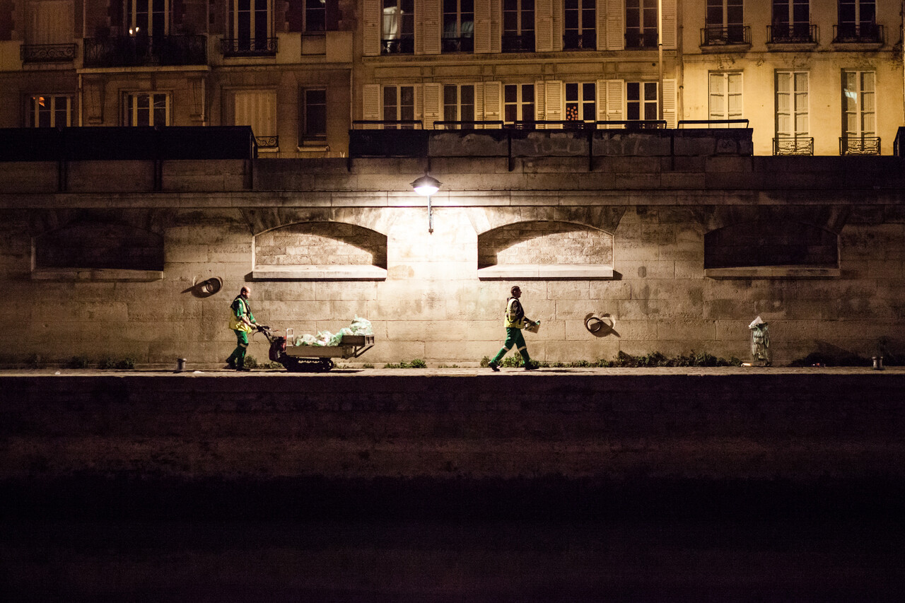 Paris, samedi 13 octobre 2018, la Fonctionnelle. L'unite d'elite de la propreté de Paris s'occupe du nettoyage des berges sur Seine. La spécificité de ce lieu historique ne permet pas d'y accéder avec les véhicules pour récupérer les déchets. L'opération se fait à l'ancienne, aider tout de même par une autre invention de l'unité, le Chenillard.