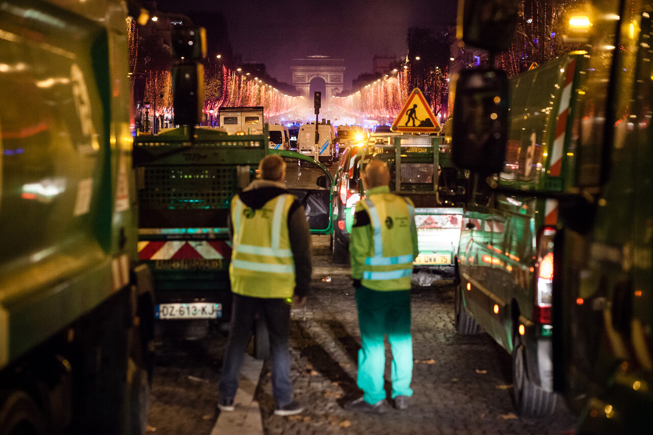 Manifestations des 'Gilets Jaunes', au plus haut de la contestation et des dégâts. Plus de 1000m3 de déchets vont être ramassés, ce qui représente plus de 40 caissons de 25m3. Il s'agit d'un record absolu, même les anciens n'ont jamais vu ça en 36 ans de Fonctionnelle. Il a fallu plus de 24h de travail, non stop, sur les 3 équipages de la base (matin, après-midi et soir) pour remettre en état et effacer les stigmates des émeutes sur la plus belle avenue du monde.