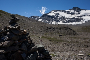  Un cairn typique en haute montagne, il permet de baliser un sentier sur un sol rocailleux, aride ou traversant un glacier. Sans leur présence, le chemin à prendre est parfois invisible.
