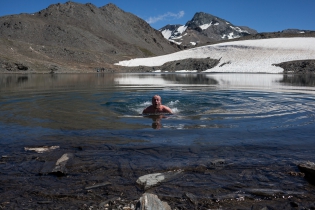  Baignade dans un lac d'altitude, la température de l'eau y est proche des 0°C.