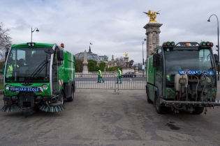  Ils existent plusieurs types de véhicules utilisés par la Propreté de Paris, ici une aspiratrice (à gauche) et une laveuse (à droite).