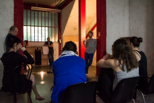  Mai 2013, première résidence, la compagnie a obtenu, dans le cadre d'un festival de théâtre aux Lilas, deux sessions de trois semaines de résidence. La création de la pièce a été en grande partie basée sur des discussions, c'est le ‟travail à la table‟.