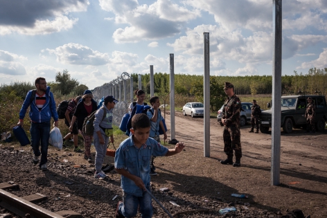 Hongrie, fermeture frontière Röszke, Hongrie, frontière Serbie-Hongrie, 12 septembre 2015. Sur les rails de la ligne de train Horgos-Röszke, les réfugiés, majoritairement syriens, irakiens et afghans, franchissent par milliers la frontière. Ces derniers jours, plus de 3000 réfugiés passent la frontière au niveau de Röszke.