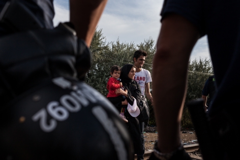Fermeture frontière en Hongrie Röszke, Hongrie, 14 septembre 2015. La frontière est définitivement fermée. Ce couple et leur enfant sont les premières personnes depuis plusieurs mois à être interdites d'entrer en Hongrie.