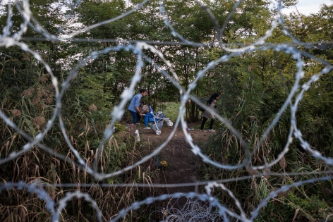 Fermeture frontière en Hongrie Röszke, Hongrie, 14 septembre 2015. Côté Serbie, les réfugiés refoulés longent la frontière en direction de la Croatie. La Hongrie fermera sa frontière avec la Croatie un mois plus tard.