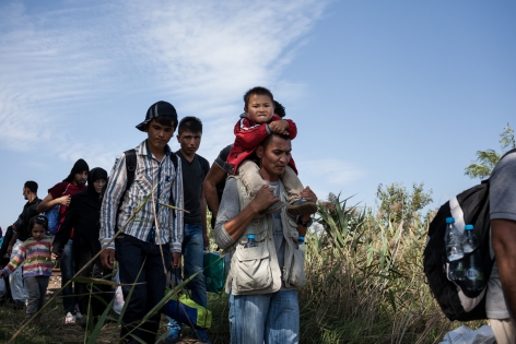 Children of Border Röszke, Hongrie, frontière Serbie-Hongrie, 14 septembre 2015. Cette famille venue d'Afghanistan, traverse la frontière en direction du camp de Röszke.