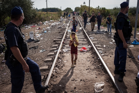 Children of Border Röszke, Hongrie, frontière Serbie-Hongrie, 14 septembre 2015. Cet enfant et sa famille venus de Syrie, sont les dernières personnes à traverser la frontière.