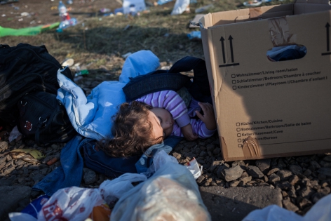 Children of Border Röszke, Hongrie, frontière Serbie-Hongrie, 12 septembre 2015. Ce bébé dort au milieu des ordures, dans le camp de Röszke.
