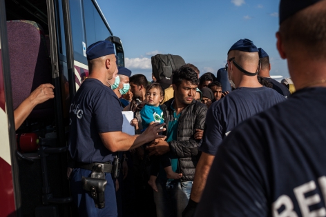 Children of Border Röszke, Hongrie, frontière Serbie-Hongrie, 12 septembre 2015. Les réfugiés sont triés par nationalité et situation familiale. Ce garçon a attendu avec sa famille plusieurs heures avant de monter dans un bus.