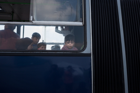 Children of Border Röszke, Hongrie, frontière Serbie-Hongrie, 13 septembre 2015. Ce garçon et sa famille sont emmenés dans un camp amménagé. Ils y passeront quelques nuits avant d'être emmenés en gare de Budapest pour prendre un train en direction de l'Autriche.