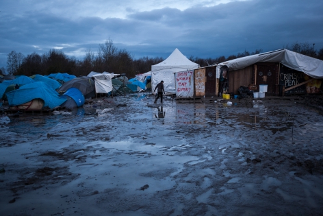 Camp de Grande-Synthe 11 janvier 2016, France, camp de réfugiés de Grande-Synthe au petit matin. Les conditions d'hygiène y sont déplorables. Les humanitaires et les réfugiés eux-même parlent du pire camp qu'ils aient connus. La boue envahit le camp.