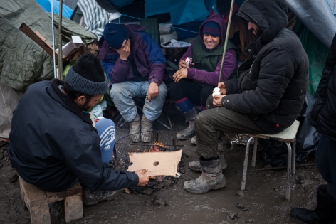 Camp de Grande-Synthe 10 janvier 2016, France, camp de réfugiés de Grande-Synthe. Ce groupe d'Iraniens se réchauffe près d'un feu.