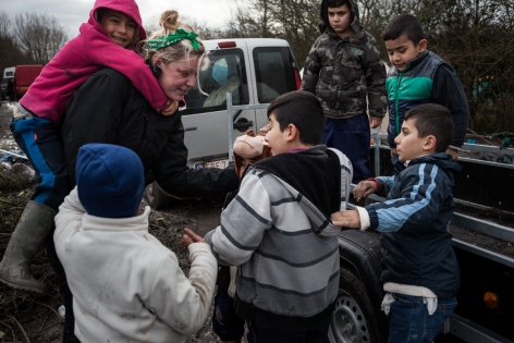 Camp de Grande-Synthe 11 janvier 2016, France, Grande-Synthe. Camp de réfugiés de Grande-Synthe.  Un réseau de bénévoles s'est formé avec les premières arrivées officielles des réfugiés à Bruxelle en septembre 2015. Depuis ils se réunissent pour aider les réfugiés notamment dans les camps du Nord de la France. Les bénévoles présents au camp sont en majorité flamands et anglais.