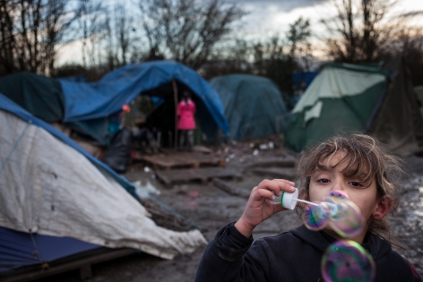 Camp de Grande-Synthe 10 janvier 2016, France, camp de réfugiés de Grande-Synthe. Une petite réfugiée du Kurdistan Irakien, devant la tente familiale. Il reste encore quelques familles au camp. La majorité des personnes dites fragiles, femmes et enfants, a été relogée dans des hôtels aux alentours.