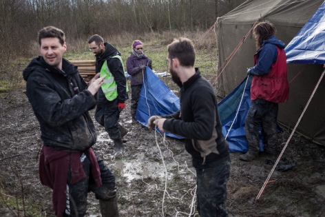 Camp de Grande-Synthe 11 janvier 2016, France, camp de réfugiés de Grande-Synthe. Ces bénévoles montent des tentes. Ce sont les mêmes tentes qui ont servies à accueillir à Bruxelles les premiers réfugiés après l'ouverture des frontières en septembre 2015.