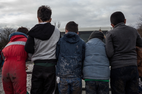 Camp de Grande-Synthe 11 janvier 2016, France, camp de réfugiés de Grande-Synthe. Ces enfants jouent à l'arrière du pick-up d'un bénévole.
