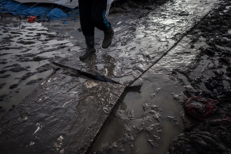 Camp de Grande-Synthe 11 janvier 2016, France, camp de réfugiés de Grande-Synthe. Les planches installées par les bénévoles sont très vite recouvertes de boue.