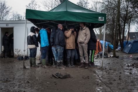 Camp de Grande-Synthe 11 janvier 2016, France, Grande-Synthe. Camp de réfugiés de Grande-Synthe. Des réfugiés se mettent à l'abri de la pluie.