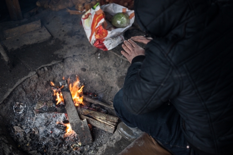 Camp de Grande-Synthe 11 janvier 2016, France, camp de réfugiés de Grande-Synthe. Le bois est le seul moyen de chauffage qu'ont les réfugiés. Jusqu'alors interdit, ce lundi les bénévoles ont été autorisés à en distribuer aux habitants du camp..