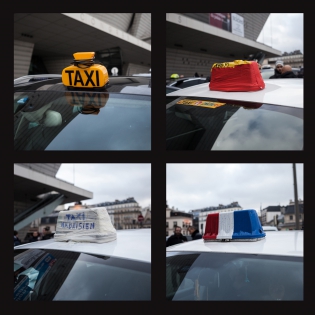Bornes de taxis en grève 26 janvier 2016, Paris, Porte Maillot, grève des taxis. Des taxis espagnol et suisse sont venus soutenir leurs homologues français.
