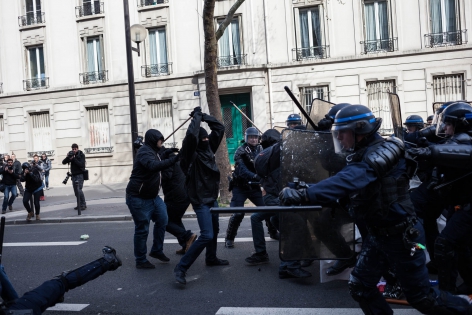  Mardi 5 avril 2016, Paris. Les lycéens et étudiants manifestent contre la Loi Travail. Des affrontements éclatent entre les Black bloc et les forces de l'ordre.