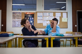  La Celle Saint-Cloud, 13 janvier 2015, dans la classe d'accueil du collège Louis Pasteur. Céline donne beaucoup de son temps à ses élèves. Ici elle fait lire un texte à Essam après les cours.